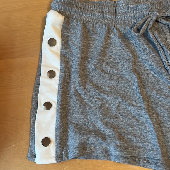 Tracadero shorts with button detail - Picture 2 of 4